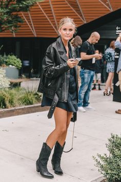 Moto Jacket Style, Street Style Vintage, Western Boots Outfit, Cowboy Boot Outfits, Vintage Street Style, Festival Mode, Baby Mode, Black Cowboy Boots, Nashville Outfits