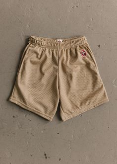 O.E. Classic Mesh Short Heavy polyester mesh shorts. Original Equipment patch. Hip pockets. Angled hem. Single loop drawstring. Sewn in Philadelphia. Original Equipment by American Trench. ”From the jump.” SIZE WAIST RISE INSEAM LENGTH S 28-30" 12" 6.5" 14.5 M 30-34" 12.5" 6.5" 15 L 34-36" 13" 6.5" 15.5 XL 36-40" 13" 6.5" 16