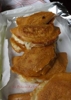 there are some fried food in the basket on the table and it is ready to be eaten