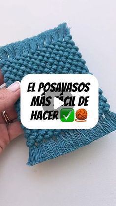 a hand holding a blue crochet doily with the words el posavasos mas clio de hacer on it