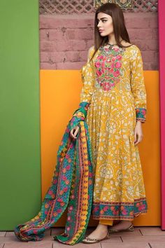 Pakistani Formal Dress By Khaadi Dress Design Pakistani, Lawn Dress Design, Daytime Glam, Looks Hippie, डिजाइनर कपड़े, Latest Pakistani Dresses, Beautiful Frocks, Design Kurta, Pakistan Dress