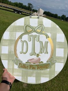 a person holding up a sign that says d m