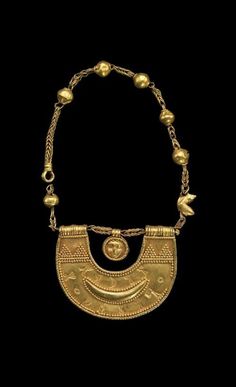 Gold Amulet, Berber Jewelry, Ancient Jewels, Ethno Style, Ancient Jewellery, Historical Jewellery, Long Pearl Necklaces, Ancient World, Egyptian Jewelry