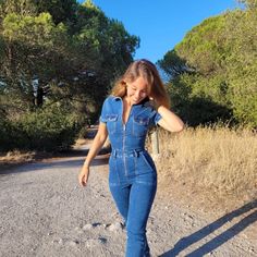 Denim Jumpsuit Aesthetic, Demin Jumpsuits Outfit, Jumpsuit Outfit Jeans, Denim Jumpsuit Outfit Fall, Jumpsuit Outfit Denim, Overall Jeans Outfit, Demin On Denim Outfit, Jeans Overall Outfit, Jeans Jumpsuit Outfit