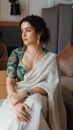 Sanya Malhotra-Inspired 8 Sarees for Trendsetting Bridesmaids White Sari, Saree Wearing Styles, Simple Saree Designs, Fancy Sarees Party Wear, Indian Saree Blouses Designs, Blouse Designs Indian