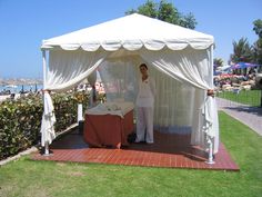 Massage Tent Ideas, Massage Therapy Office, Massage Branding, Healing Room Ideas, Beach Massage, Deco Spa, Massage Marketing, Dreams Spa