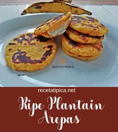 some pancakes are on a plate with bananas in the background and text overlay that reads recetatrica com argas de patano madura