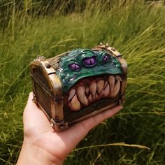 Small dice holder chest, shaped like a rpg d&d mimic, green with 3 eyes and big teeth Mimic Dice Chest, Mimic Box Diy, Mimic Chest Art, Dnd Dice Holder, Diy Trinket Box, Dnd Crafts, Monster Box, Tin Can Crafts