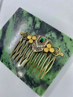 Art Deco Style Hair Comb Hair comb of a unique character. So perfect for a romantic vintage look for a wedding or just to compliment your elegant style. All brass vintage parts. Comb is metal too for long wear. Wonderful Art Deco repo center piece with emerald and clear crystals. a lot to see in this wonderful statement hair piece. 2 x 2-1/2 inches. Large enough to be a statement piece.  Holds hair well.  Love this beautiful vintage creation. Art Deco Hair Comb Wedding, Art Deco Wedding Inspiration, Statement Hair, Art Deco Hair, Wire Wrapped Stone Jewelry, Art Deco Inspiration, Wedding Moodboard, Vintage Hair Combs, Table Art