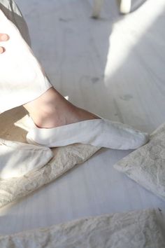 Spa Room Decor, Tabi Socks, Gift Business, Toe Socks, Organic Linens, Diy Shoes, Fashion Details, Flat Shoes, Dress Codes