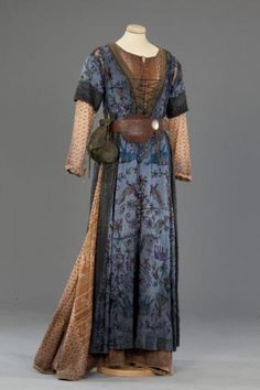 costume from World Without End | Worn over a thin/unobtrusive scale mail shirt World Without End, Gaun Abad Pertengahan, Medieval Clothes, Fantasy Clothes, Medieval Costume, Medieval Clothing, Medieval Dress, 11th Century, Gorgeous Clothes