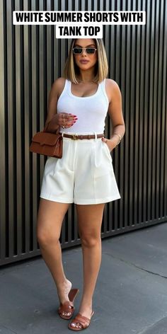 Elegant Summer Shorts Outfits, White Dress Shorts Outfit Classy, Cream Summer Outfits, White Dress Shorts Outfit, 30s Summer Outfits Women, Outfit Short Blanc, Beige Shorts Outfits Women, White Shorts Outfit Summer Classy, Chic Summer Outfits 2024