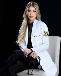 White Coat Ceremony Outfit, Nursing Graduation Pictures, Nurse Photos, Doctor Coat, White Lab Coat, College Graduation Pictures Poses, College Graduation Photoshoot, Medical Photography