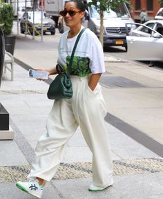 Tracey Ellis Ross Style, Tracey Ellis Ross, Tracee Ellis Ross Style, Tracey Ellis, Tracee Ellis Ross Fashion, Celebrity Sneakers, Ellis Ross, How To Wear Sneakers, Look Legging