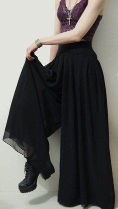 Gothic Kimono Outfit, Acotar Fashion Casual, How To Style Lace Top Outfit Ideas, Witchy Formal Outfit, Gallery Assistant Outfit, Old Hag Fashion, Gothic Fashion Summer, Goth Summer Clothes, Dark Academia Grunge Outfit