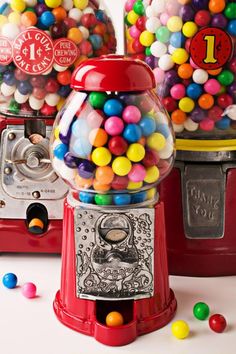 an old fashioned gummy machine with lots of candy