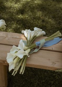 some flowers are laying on a wooden bench