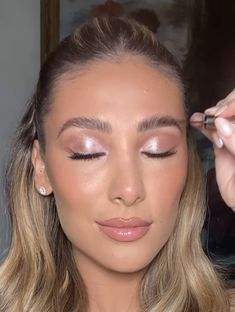 Bridesmaid Makeup Products, Rosy Glowy Makeup, Rosy Eyeshadow Looks, Cool Toned Pink Makeup, Soft Glam With Eyeliner, Wedding Makeup Glitter Eyes, Makeup For Mauve Dress, Light Color Eyeshadow Looks, Neutral Shimmer Eye Makeup