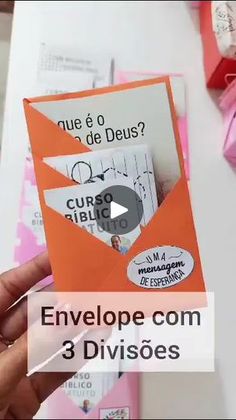 someone is holding an envelope in front of some pink and white paper with the words envelope com 3 divisoes