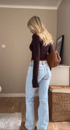 Flare Jeans With Bodysuit, Abrand Jeans Outfit, Cute Outfits Date Casual, Non Basic Winter Outfits, Cute Fits Casual, Clean Girl Aesthetic Outfits Spring, Fall Outfits Women College, Outfit Colors For Brunettes, Fall Outfit Flare Jeans