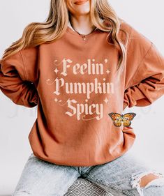 "FEELIN' PUMPKIN SPICY" Lightweight Sweatshirt - A comfy sweatshirt for the pumpkin spice lover. Perfect for wearing any day of the week and makes a great gift! | HOW TO ORDER | * Select A Color & Size. * Select A Quantity. * Add to Cart ("buy now" will take you directly to checkout | "add to cart" will allow you to continue shopping). | TEE MATERIAL | * 100% ring-spun cotton * Unisex, relaxed vintage fit tee. Size up 1-2 sizes for oversized fit. * Design is printed using direct-to-garment techn Fall Crewneck, Custom Crewneck Sweatshirts, Pumpkin Spice Shirt, Fall Attire, Coffee Sweatshirt, Comfort Colors Sweatshirt, Vintage Fits, Sweater Gift, Comfy Sweatshirt