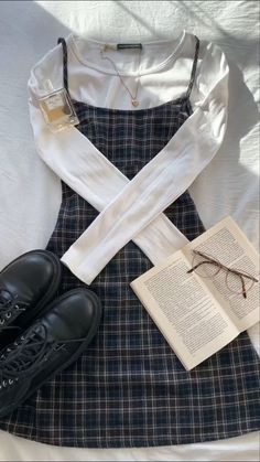 Preppy Downtown Outfits, Outfit Inspo Aesthetic Preppy, Emo Coquette Outfits, Coquette Outfit For School, Sixth Form Outfits Summer, Cute Emo Outfits For School, 90s Preppy Outfits, Outfits With Collared Shirts, Fall Coquette Outfits