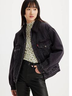 A Trucker Jacket makes an outfit. You'd be hard-pressed to find a jacket with an easier shape, more versatile weight or inherent sense of cool. Bonus: This throwback cut features a pitched silhouette for a distinctly ‘90s feel and is lined with ultra cozy sherpa. An homage to our iconic Levi’s® Trucker Jacket Constructed with a unique pitched '90s profile and two-flap pocket design A blank canvas for self-expression that can be passed down for generations Lined with sherpa Style it with our sign Sherpa Trucker Jacket Outfit, Levi Sherpa Jacket, Trucker Jacket Outfit, Sherpa Denim Jacket, Levis Outfit, Jacket Outfit Women, Floral Denim