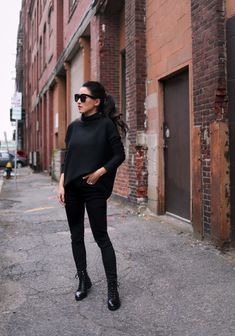 How To Wear Combat Boots, Combat Boot Outfits Fall, Combat Boots Work Outfit, Combat Boot Outfits Winter, Combat Boots Outfit Winter, Black Outfits Casual, Outfits With Combat Boots, Combat Boots Outfit Fall, All Black Winter Outfit