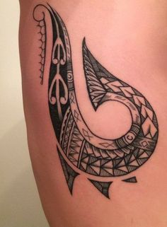 a black and white tattoo design on the side of a woman's thigh with an arrow