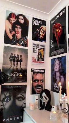 Actors Bedroom Ideas, Horror Movie Inspired Room, Bedroom Ideas Horror Themed, Horror Movie Posters Room Decor, Room Ideas Aesthetic Horror, Scary Movie Theme Room, Minimalist Horror Bedroom, 80s Halloween Decor, Horror Living Room Ideas