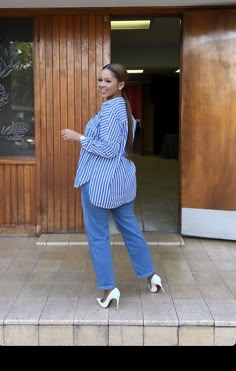 Striped Blue Shirt Outfit, Blue Shirt Outfit, Turquoise Blue Dress, Smart Casual Women Outfits, Neat Casual Outfits, Cute Outfits With Jeans, Cute Maternity Outfits