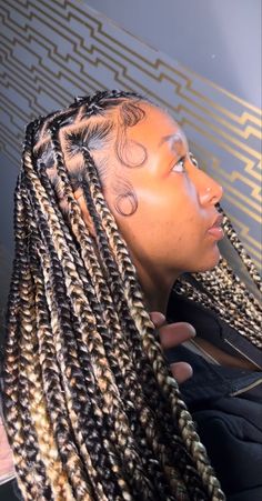 Black N Brown Braids, Black Brown And Blonde Knotless Braids, Jumbo Knotless Box Braids Blonde, Black And Honey Blonde Hair, Black Brown And Blonde Box Braids, Blonde And Brown Hairstyles, Braid Colors Ideas, Blonde And Brown Knotless Braids, Colored Braids On Dark Skin