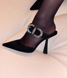 Stile Hijab, Shoes Heels Classy, Classy Shoes, Heels Classy, Girly Shoes, Aesthetic Shoes, Mode Inspo, Pretty Shoes, Shoe Obsession