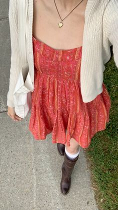 Brandy Melville Dress Outfit, Locket Outfit, Funky Outfits Aesthetic, Frye Boots Outfit, Fall Outfits Dress, Gilmore Girls Fashion, Cardigan Brown, Cream Cardigan, Frye Boots