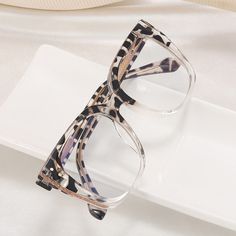 Halley's clear dual-tone design adds a touch of sophistication to any outfit, making them a perfect accessory for both formal and casual occasions. The square shape provides a timeless appeal, making them suitable for people of all ages and face shapes.Frame Shape: SquareFrame Color: Clear, LeopardFrame Material: TRRim Type: Full RimSpring Hinge: NoAdjustable Nose Pads: NoWeight: 31 gWeight: 31 gLens Width: 55 mmBridge Width: 16 mmTemple Length: 142 mmFrame Width: 138 mmLens Height: 51 mm Trendy Eyeglasses For Women, Warby Parker Glasses Women, Unique Glasses Frames, Oversized Glasses Frames, Warby Parker Glasses, Eyewear Inspiration, Glasses Fashion Eyewear, Leopard Glasses, Classy Glasses