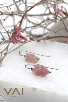 Stunning raw gemstone earrings named "Pink Dust" from our "Candy Collection". Simpel and pure, minimalist design with strawberry quartz. This gemstone strengthens feelings of love, passion and promotes harmonious relationships. This crystal gets its name from its pink colour, which resembles a strawberry fruit. Let the “Candy” Collection help you create the perfect summer vibe. These jewels bring some happiness and fun into your world. These earrings are like candy for your ears! Feelings Of Love, Quartz Colors, Strawberry Fruit, Mineral Stone, Pink Colour, Strawberry Quartz, Earrings Pink