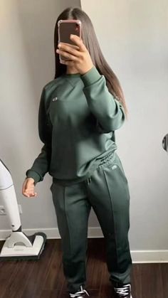 Lacoste Outfit, Outfit Nero, Lacoste Tracksuit, Jogging Outfit, Estilo Kylie Jenner, Joggers Outfit, Modesty Fashion