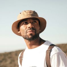 The Fischer, is our take on the classic bucket hat. Made from durable waxed cotton canvas, and crafted with a traditional loose fit and short brim. The Fischer Sand is perfect for men and women. Fall Hats For Women Outfits, Bucket Hat Outfit Ideas, Hat Casual Outfit, Hat Outfit Ideas, Brown Bucket Hat, Mens Summer Hats, Bucket Hat With String, Bucket Hat For Men, Autumn Hat