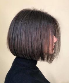 Pixie Bob Haircuts For Women, Horizontal Graduation Haircut, Short Hair Bobs For Women, Solid Form Haircut, Cool Bob Haircut, Soft Bob Haircut, Graduation Haircut, Square Bob, French Bobs