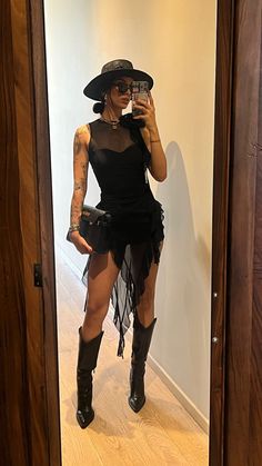 Vestido negro de olanes
Cowboy boots negras
Sombrero negro
Pamela McBeath Chic Cowgirl, Outfit Botas, Cowgirl Style Outfits, Fest Outfits, Looks Country, Nashville Outfits, Rodeo Outfits, Western Style Outfits, Cowboy Outfits