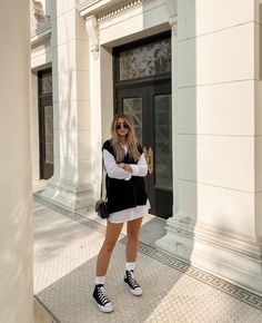 Hongkong Outfit, Preppy Chic Outfits, Star Outfit, Happy Aesthetic, Converse Outfits, Oreo Recipes, Outfits With Converse, White Converse, Inspo Outfit