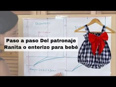 a woman standing in front of a whiteboard with a red bow on it and the words paso a passo del patoranie ranita o entreiro para bebe