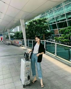 Celana Jins Wanita, Spring Outfits Korea, Ootd Poses, Airport Look, Style Hijab, Casual Hijab Outfit, Style Korea, Casual Day Outfits