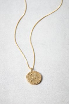 Collier astrologique à médaillon double face. Le lion représente les personnes nées du 23 juillet au 22 août. Collier avec pendentif double face au fini velouté et satiné 1 côté représente le signe gravé 1 côté représente la constellation avec des petits cristaux Le collier mesure 40 cm + 9 cm de chaîne d'extension Fait à la main Plaqué or 14k, sans danger pour les peaux sensibles Leo Symbol, Leo Constellation, Leo Horoscope, Leo Sign, August 22, Medallion Necklace, Double Face, Constellations, Sensitive Skin