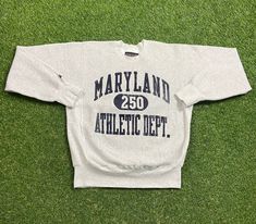 Sweat-shirt vintage de l'Université du Maryland Bon état vintage Fabriqué par Jansport Chaque article vintage est unique et s'adapte différemment. Veuillez vous référer aux mesures pour le meilleur ajustement. Taille moyenne Largeur 22 po Longueur 26,5 po * J'expédie tous les articles en un ou deux jours ouvrables et j'utilise les options de courrier prioritaire via USPS. L'expédition accélérée est disponible sur demande. Si vous avez des questions; Veuillez demander ! * J'expédie à l'internatio Penn State University, Yale University, University Of Maryland, Long Island Ny, Hotel Resort