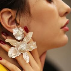 Damien Resin Flower Earrings – watereverysunday Rue Flower, Bijoux Fil Aluminium, Statement Drop Earrings, Party Earrings, Ear Rings, Flower Clip, Resin Flowers, Floral Earrings, White Flower