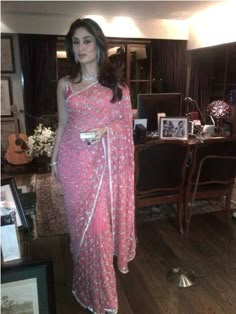 Kareena Kapoor Wedding, Kareena Kapoor Saree, Celebrity Saree, 90s Bollywood Fashion, Dragon Mask, Indian Sari Dress, Bollywood Outfits