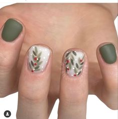 Simple Holly Nails, Winter Polka Dot Nails, Nail Design Holiday, Fall Gel Nail Art Ideas, Christmas Nails Boho, Muted Christmas Nails, Nails With Greenery, Pointsetta Nails