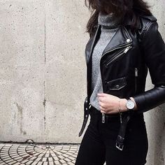 Wear moto leather jacket with grey turtleneck for a refined casual style #angeljackets #womenfashion #leatherjacket Stil Rock, Black Leather Jacket Outfit, Jacket Outfit Women, Woman In Black, Mode Casual, 가을 패션, Black Leather Jacket, Leather Jackets Women