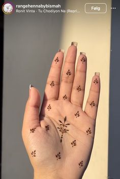 Hanna Ideas Simple, Aesthetic Mehndi Designs, Hanna Tattoo, Mehndi Tattoos, Aesthetic Mehndi, Simple Henna Design, Small Henna Designs, Cute Henna Designs, Cute Henna Tattoos